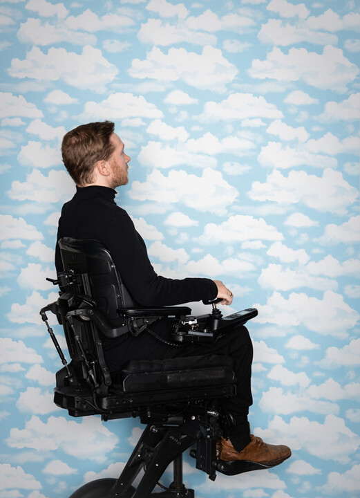 Samuel Koch vor einer Wolken-Tapete