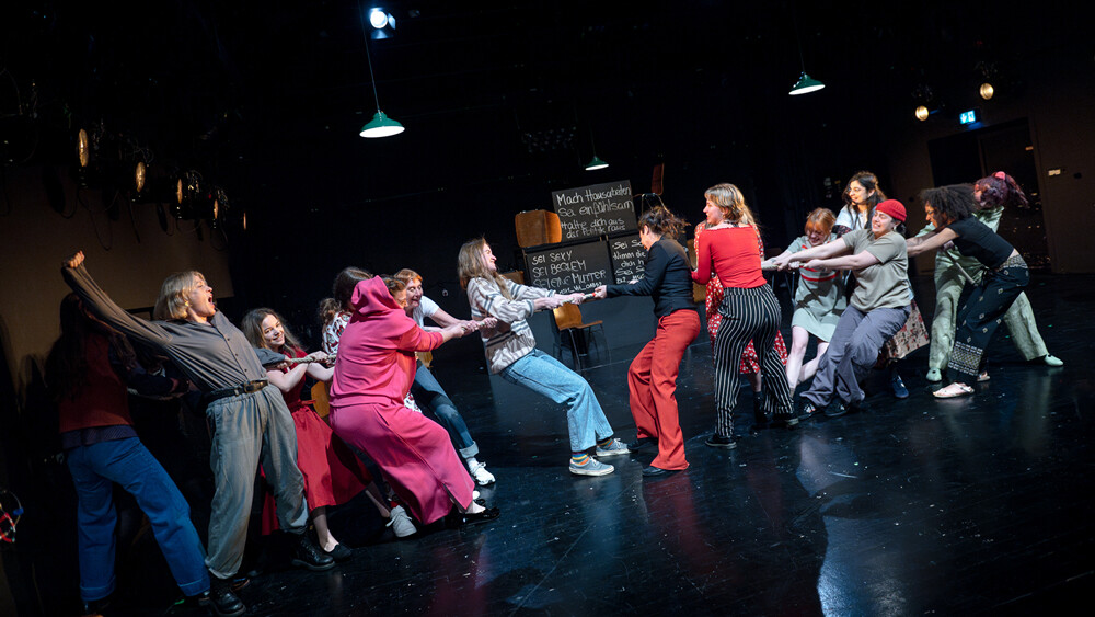 Krieg ist kein Spiel für Frauen | Nationaltheater Mannheim