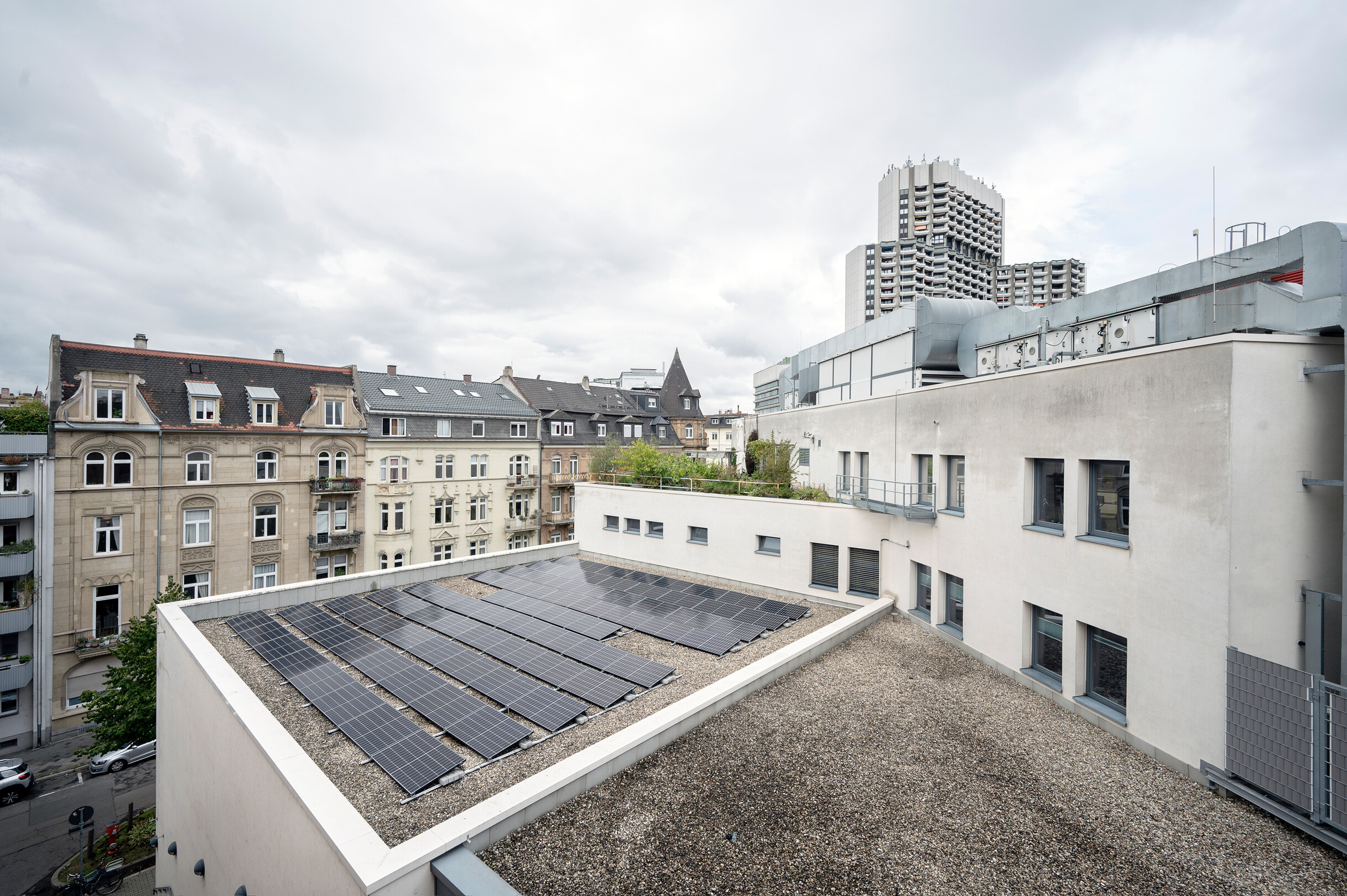 Aufnahme des Dachs des Werkhauses mit Photovoltaikanlagen.