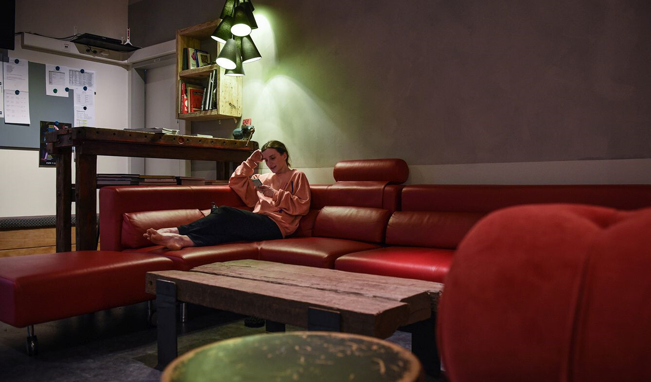 Die Lounge Ecke, rote Sofas und ein niedriger Tisch